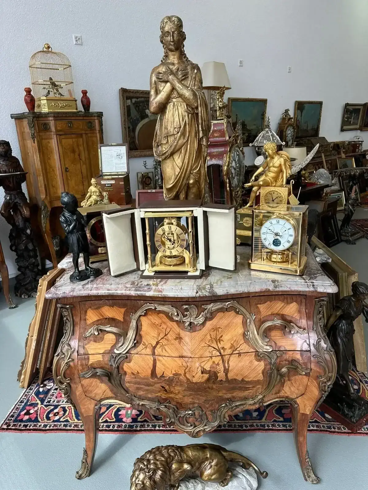 Meubles et sculptures anciennes dans une salle d’antiquités