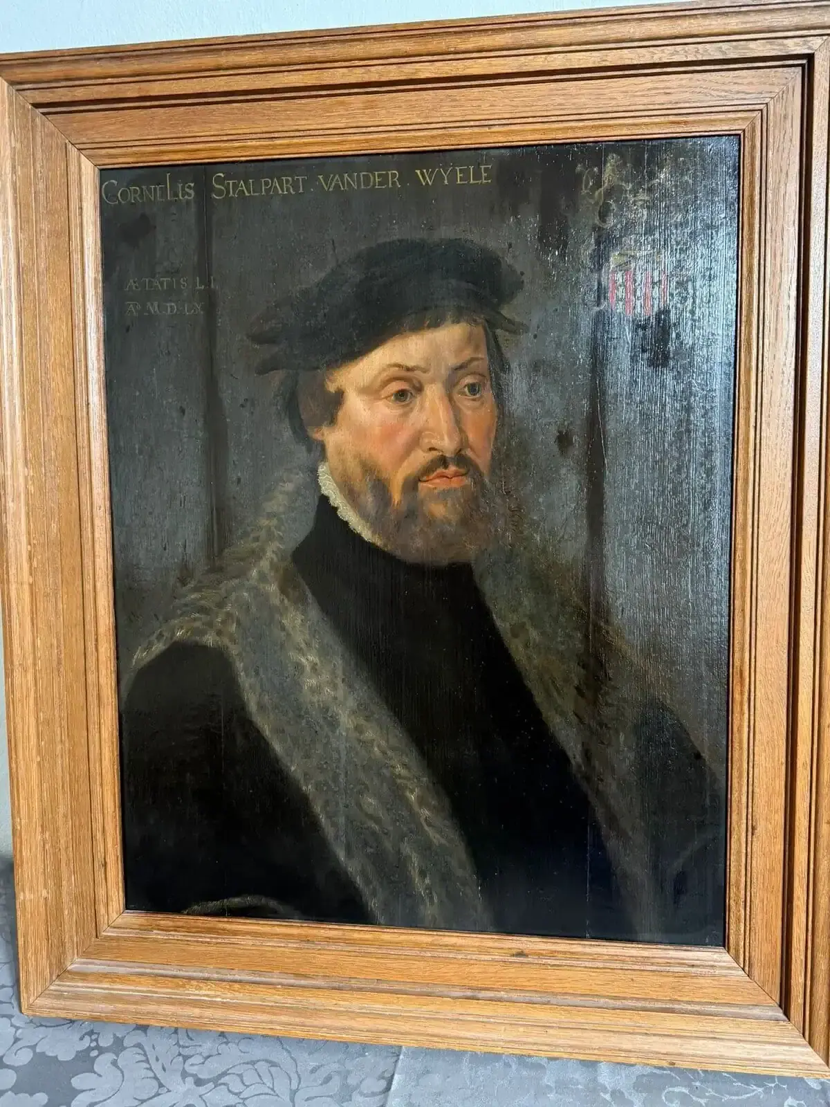Portrait ancien d’un homme barbu en tenue sombre