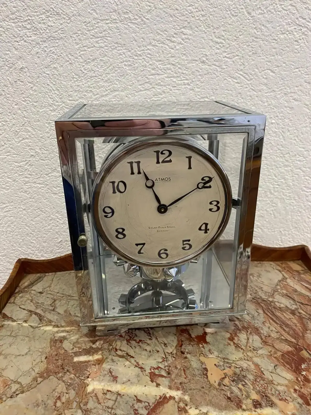 Horloge Atmos sur table en marbre