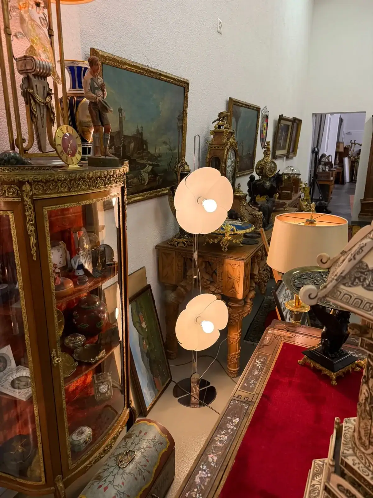 Antiquités et lampes exposées dans un magasin vintage