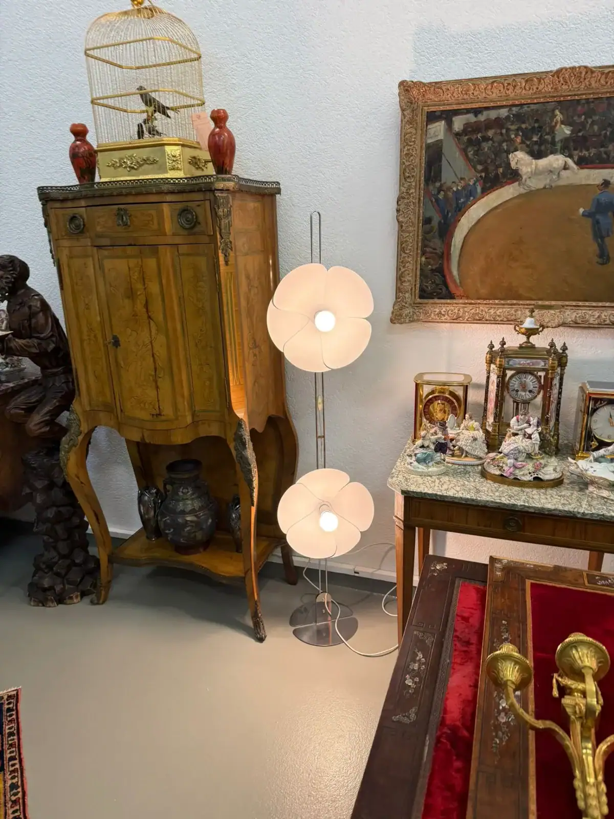 Intérieur avec meubles anciens et lampe moderne