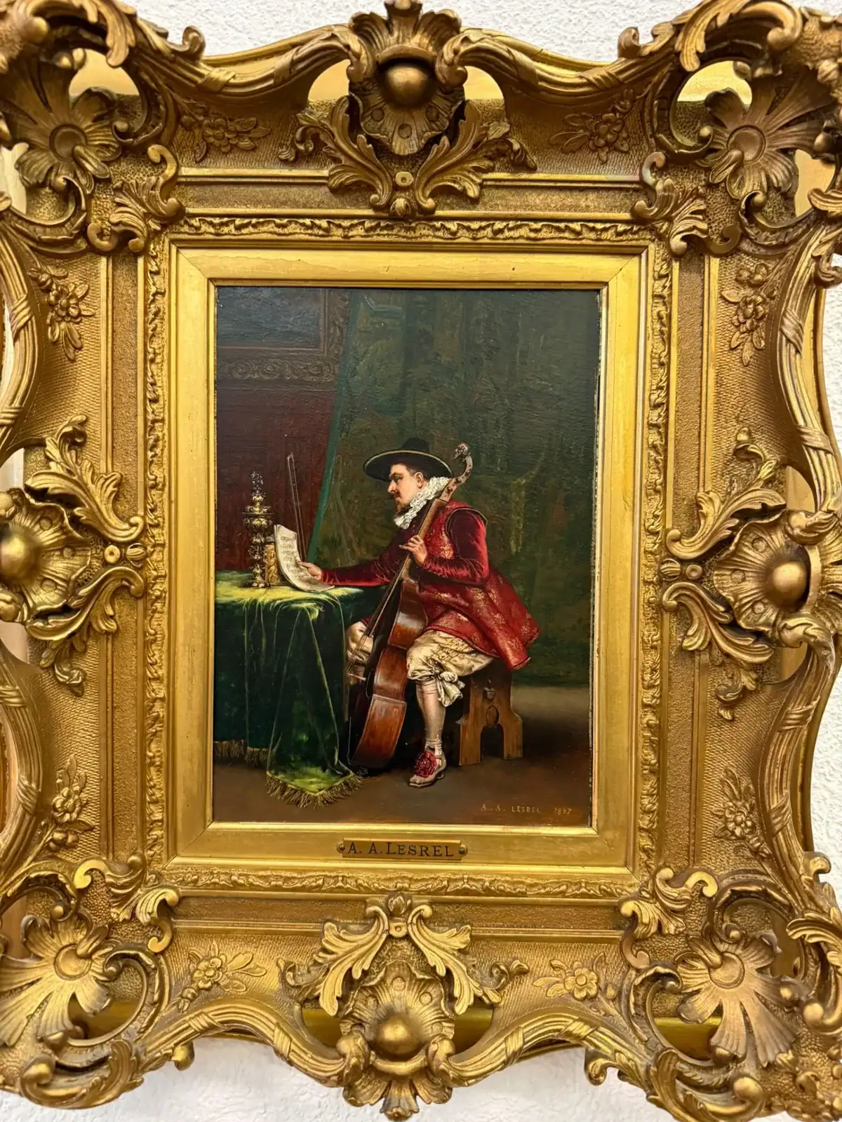 Tableau ancien d’un musicien jouant du violoncelle.