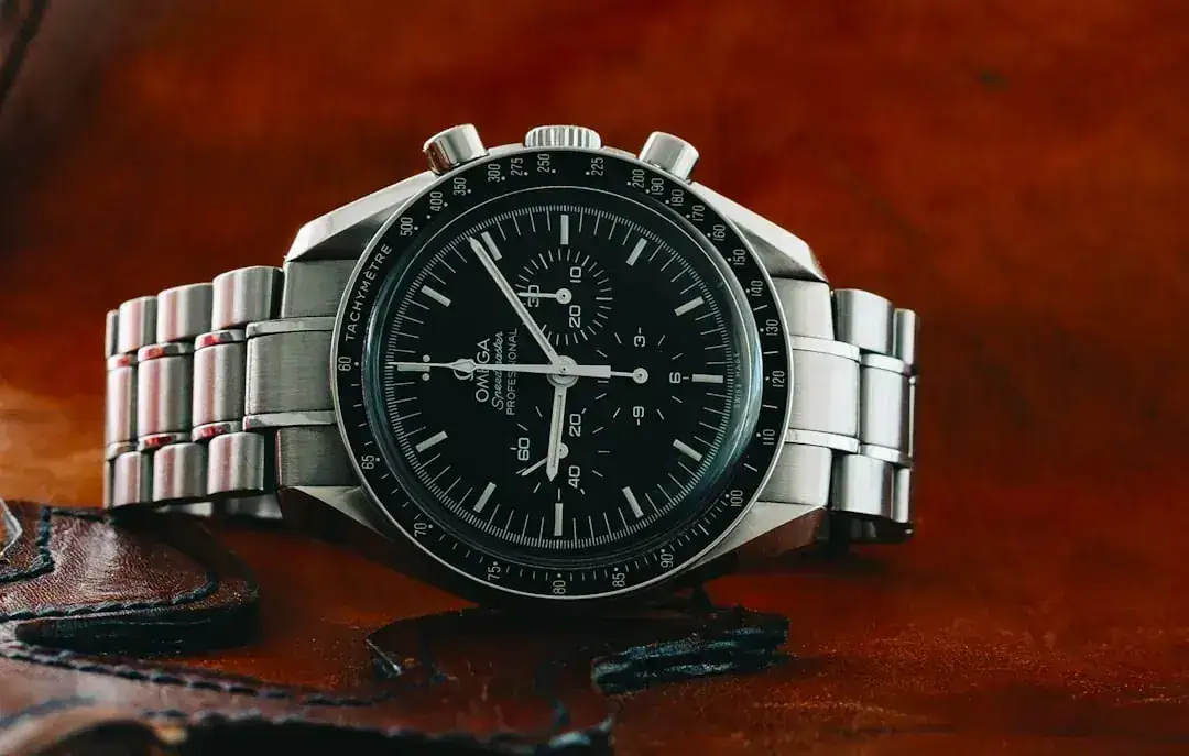 Montre-bracelet en acier à cadran noir