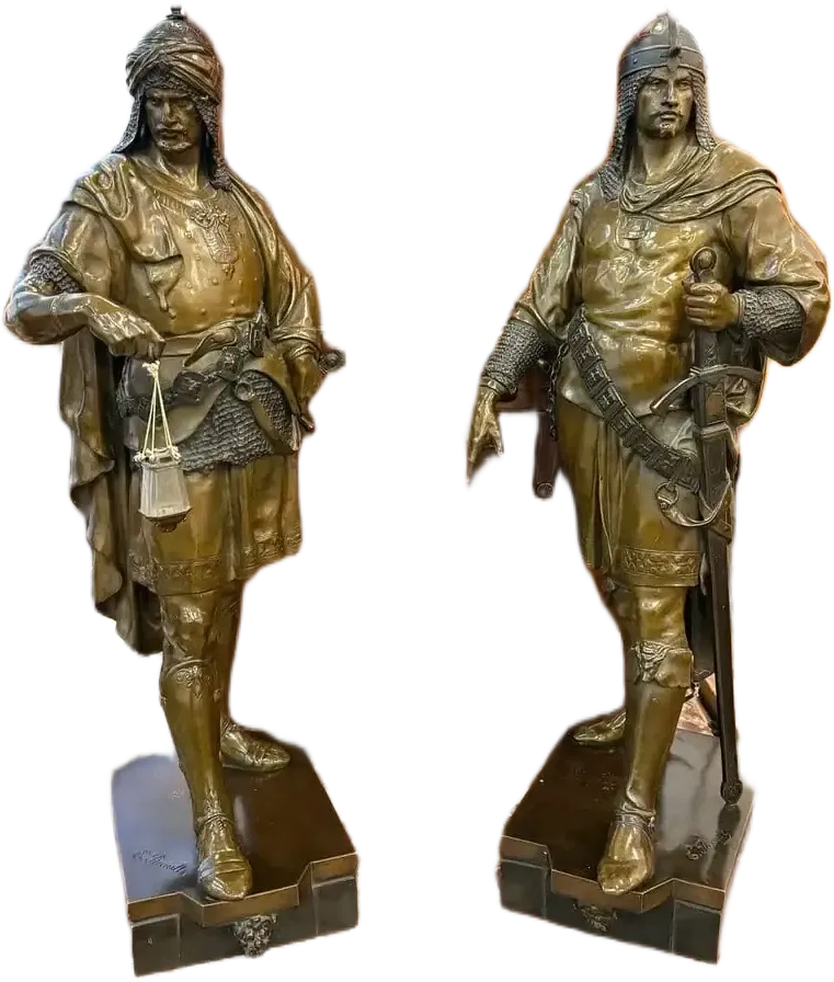 Deux statues en bronze de guerriers médiévaux