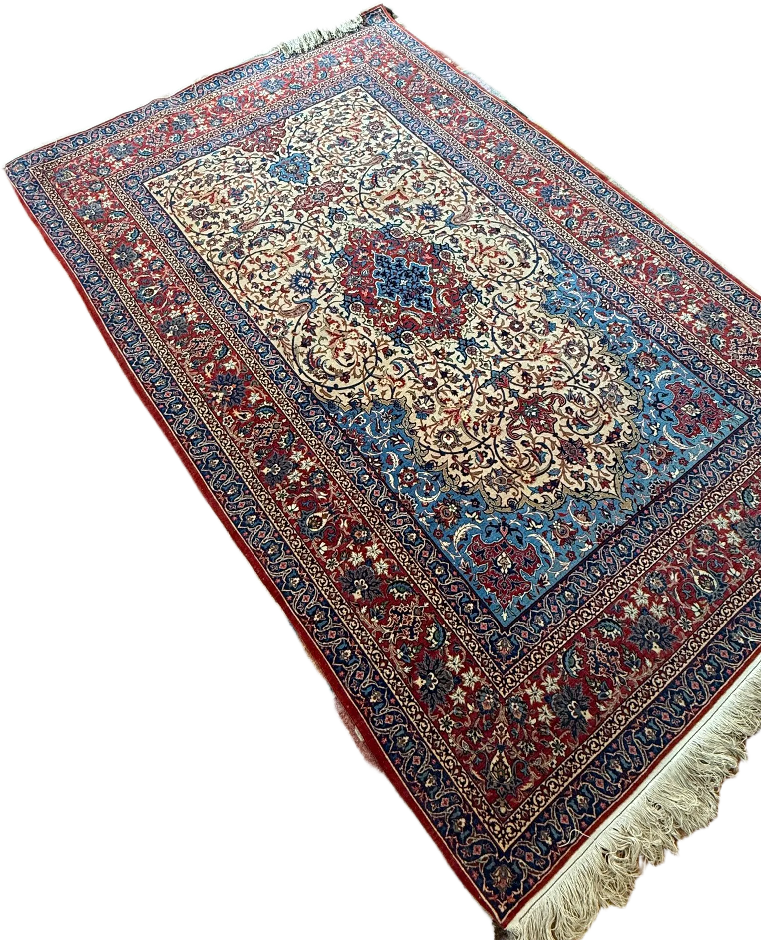 Tapis persan orné de motifs floraux colorés