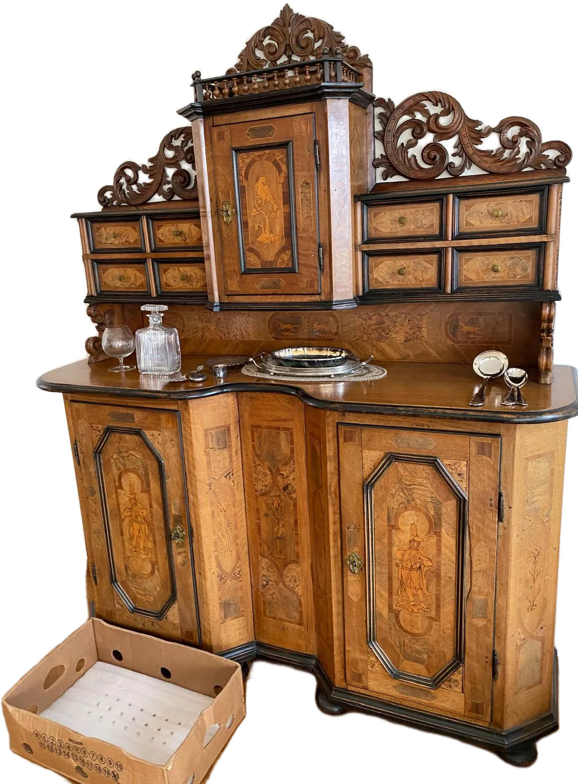 Buffet ancien en bois marqueté richement sculpté