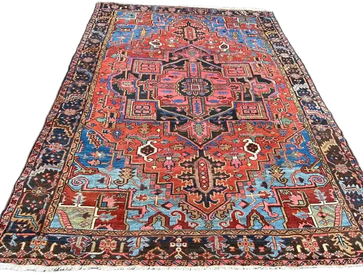 Tapis oriental coloré aux motifs géométriques