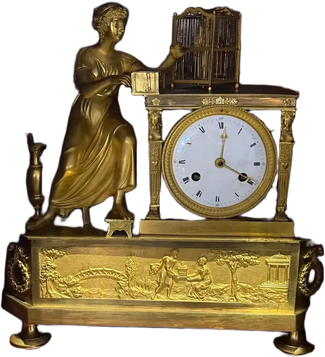 Pendule ancienne dorée avec figure féminine classique