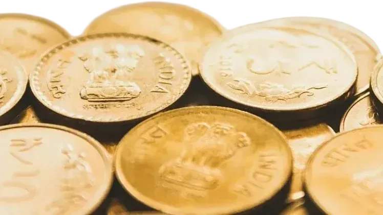 Pièces de monnaie dorées empilées en gros plan
