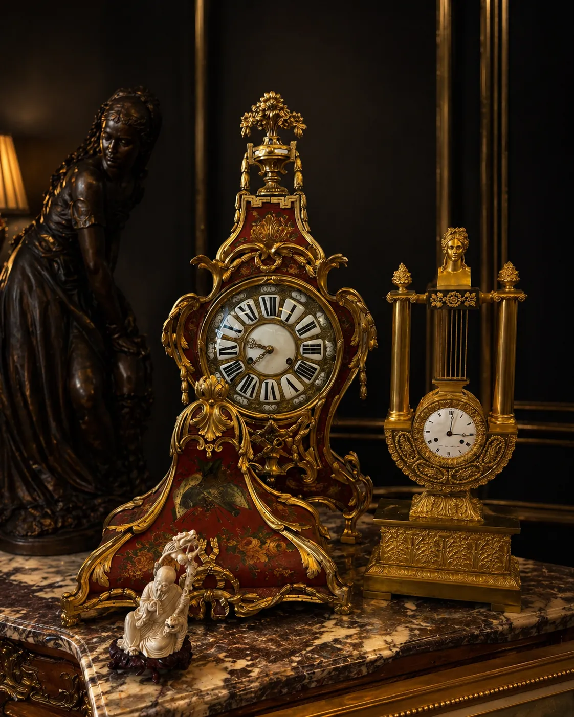 Horloges anciennes dorées sur cheminée en marbre