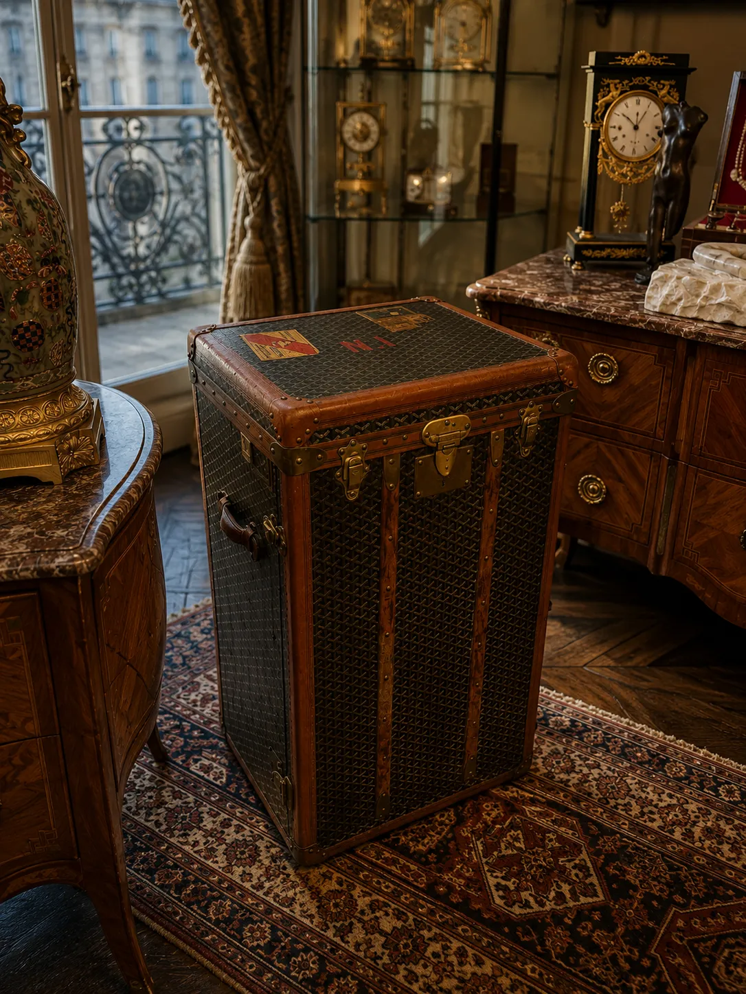 Malle ancienne en cuir dans salon élégant